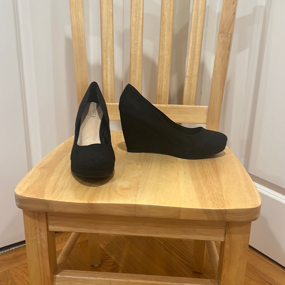 Woman’s, 7.5M, Apt. 9 slip on wedge heels. Dress up or down. Great condition.